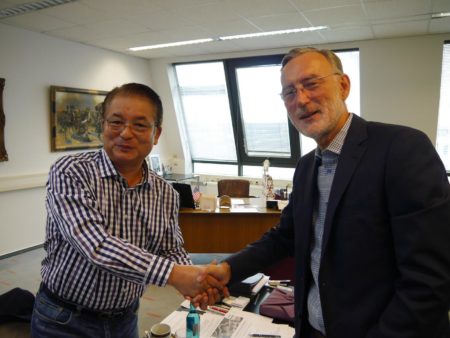 02 - Wilfried Graebert, CEO of Graebert shaking hands with Yoshiyuki Nagao, Chairman of the Board of JDraf parent company Computer Systems Technology Co. (CST) regarding their new partnership in Graebert Japan. 